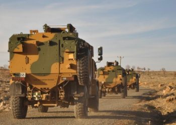 Gever’de abluka sürüyor: Asker ağaçları kesip, evlerin kapısını kırıyor