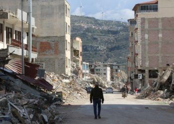 Depremzede sağlıkçılara nöbet yazıldı