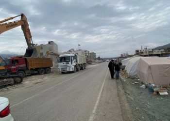 Onlarca çadırın yanında tedbirsiz enkaz kaldırılıyor