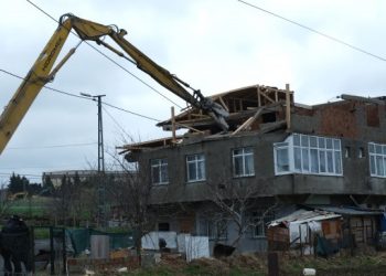 CHP’li Büyükçekmece Belediyesi Çayırlar’da 25 evi daha yıktı