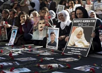 ‘90’ların vahşet simgelerini dolaşıma sokarak travmalarımızı tetiklemeyin’