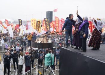 İstanbul’da Newroz ateşi yakıldı: Tecritte tutulan iradenin sesiyiz