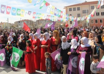 Nagihan Akarsel’in memleketinde Newroz ateşi yakıldı