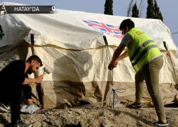 Deprem bölgesinde ev ev gezerek çadır kuruyor