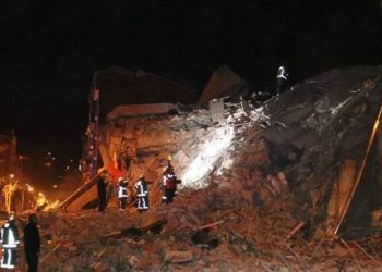 Meleti’de ağır hasarlı 6 katlı bina yıkıldı