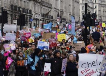 İngiltere’de yüz binlerce kişi grevde