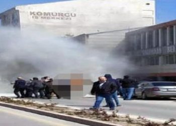 AKP’li belediye önünde kendisini ve eşini ateşe verdi