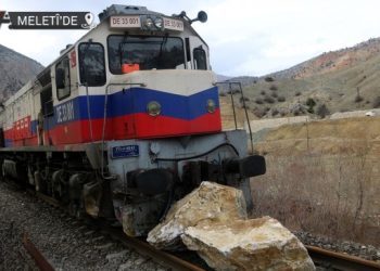Demiryolu paramparça: Yük treni bir aydır rayda bekliyor