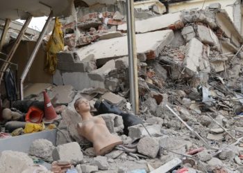 Enkaz altında cenazelerin olduğu Mereş’te çalışmalar durduruldu