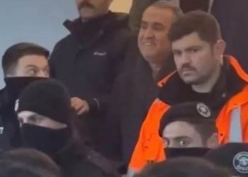 ‘Sırıtan vali’ istifa etti