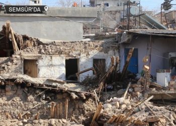 ‘Koşarken kapı kilitlendi, kolonlar yıkıldı, altında kaldık’