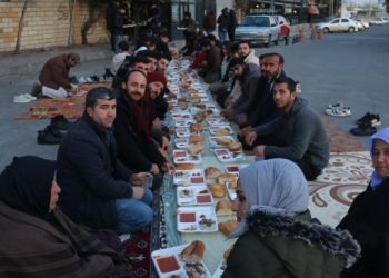 Şenyaşar ailesinin iftar sofrasına gençlerden ziyaret