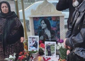 Yakınlarını kaybedenlerden Jîna Emînî’nin mezarına ziyaret