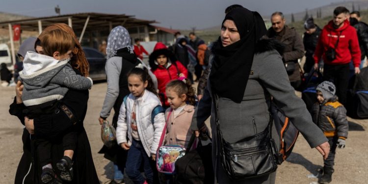 İnsan Hakları İzleme Örgütü: “Türkiye’de Depremzede Mültecilere Uygulanan Süre Sınırlaması Kaldırılsın”