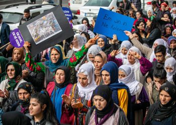 8 Mart’ta kadınlar sokakta: Deprem bölgesinden fotoğraflar taşıdılar
