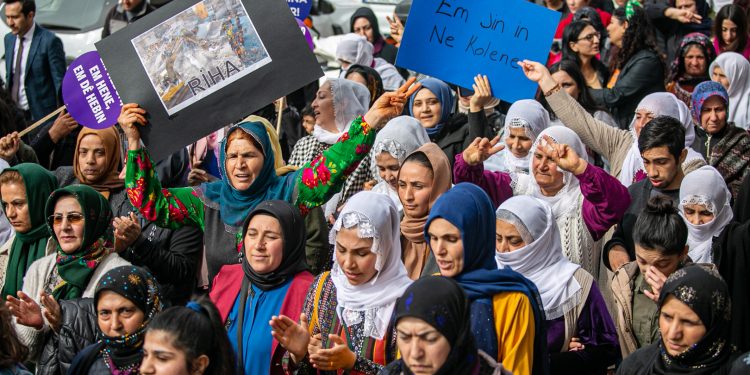 8 Mart’ta kadınlar sokakta: Deprem bölgesinden fotoğraflar taşıdılar