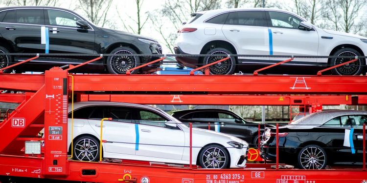 AB otomobil piyasası canlanıyor