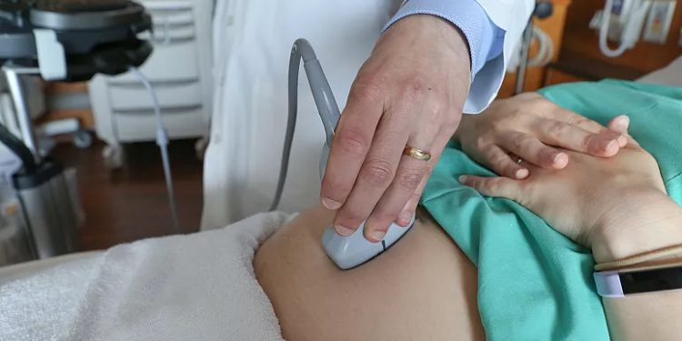 ABD Hastalığı Önleme ve Kontrol Merkezinden (CDC) yayımlanan yeni veriler, ülke genelinde gebelik sürecindeki komplikasyonlar nedeniyle veya doğum esnasında hayatını kaybeden kadınların sayısının, 2021’de bir önceki yıla kıyasla yüzde 40 arttığını gösterdi.