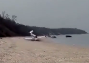 ABD'de, plaja acil iniş yapan uçak denize sürüklendi