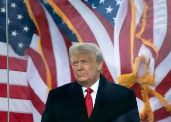 ABD'de büyük jüri, eski Başkan Donald Trump'a 2016 seçim süreci sırasında porno yıldızı Stormy Daniels'a "sus parası" verilmesiyle ilgili resmen suçlama yöneltilmesi yönünde oy kullandı.