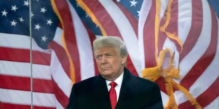 ABD'de büyük jüri, eski Başkan Donald Trump'a 2016 seçim süreci sırasında porno yıldızı Stormy Daniels'a "sus parası" verilmesiyle ilgili resmen suçlama yöneltilmesi yönünde oy kullandı.