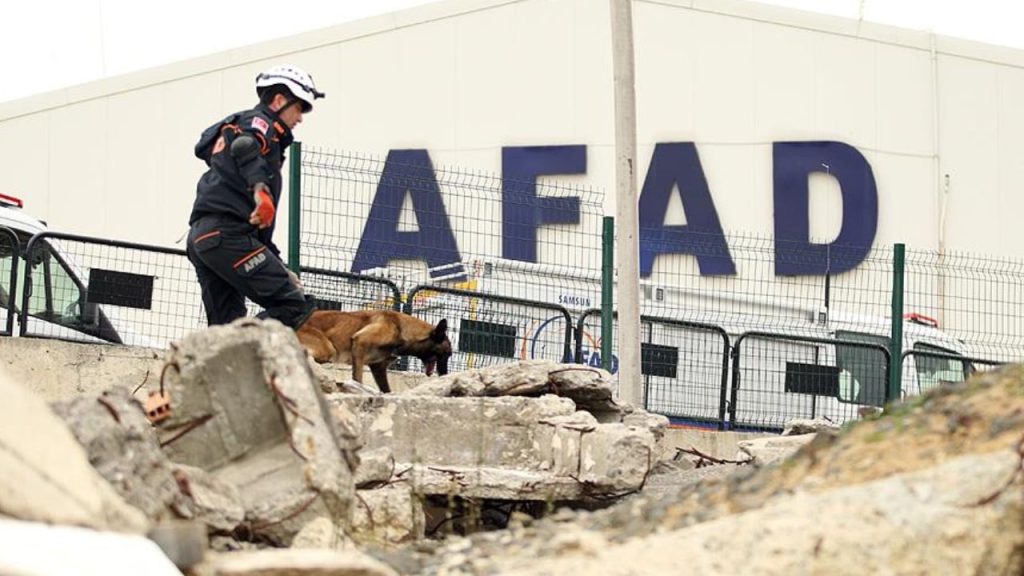 AFAD'ın yatak, duş ve tuvalet bulunan TIR'ları garajda tutuluyor