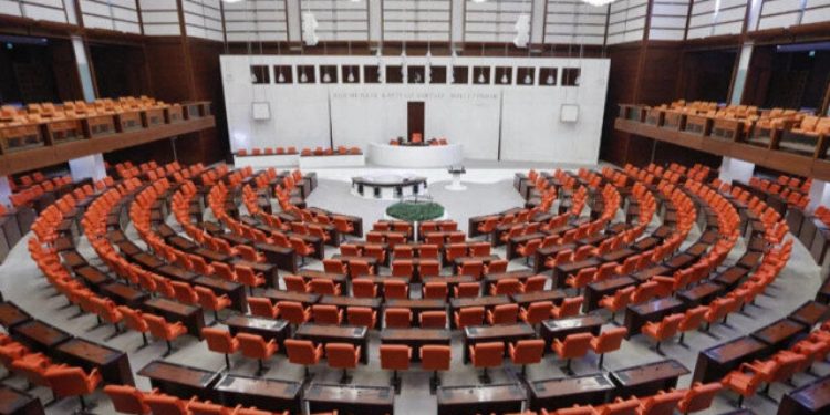 AKP grubunun Meclis'teki deprem toplantısı 'kapalı' yapıldı