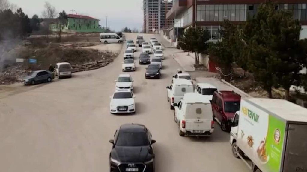 AKP'li avukat adaylık başvurusuna lüks araç konvoyu ile gitti, tepki yağdı: 'Milletvekili olmadan böyleyse...'