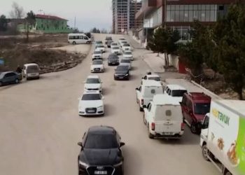 AKP'li avukat adaylık başvurusuna lüks araç konvoyu ile gitti, tepki yağdı: 'Milletvekili olmadan böyleyse...'
