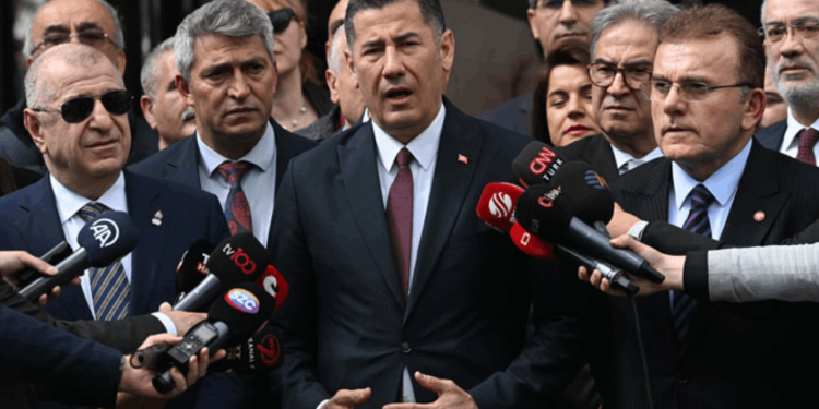 ATA İttifakı'nın cumhurbaşkanı adayı Sinan Oğan başvurusunu yaptı