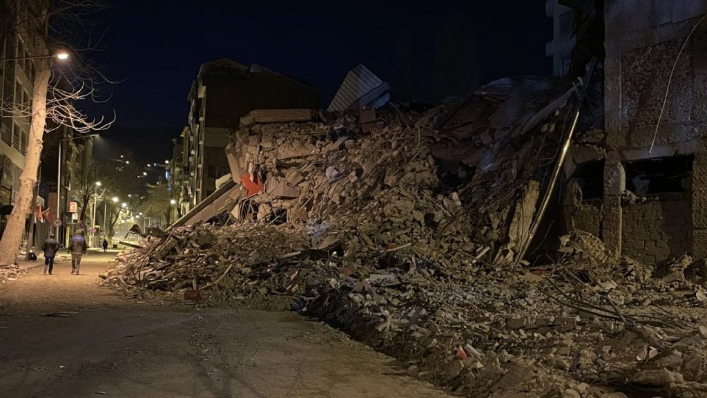 Adıyaman depreminde, Malatya'daki ağır hasarlı altı katlı bina yıkıldı