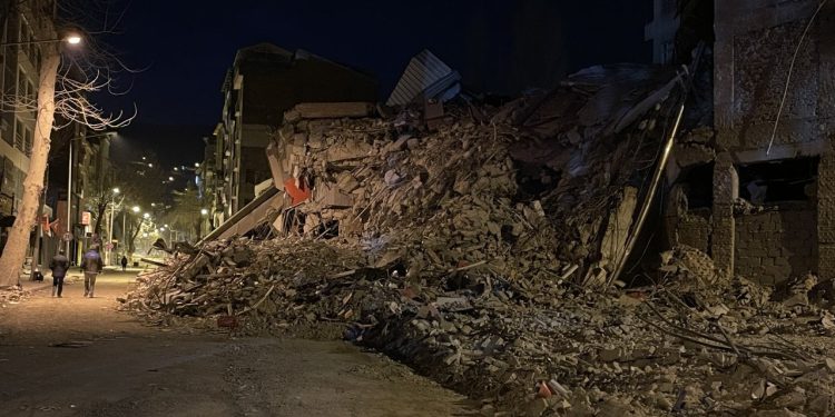 Adıyaman depreminde, Malatya'daki ağır hasarlı altı katlı bina yıkıldı