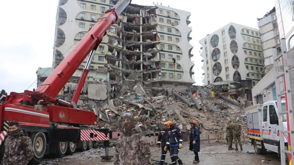 Ağır hasarlı Galeria Sitesi sakinleri, eşyalarını almak için toplandı