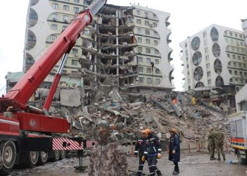 Ağır hasarlı Galeria Sitesi sakinleri, eşyalarını almak için toplandı