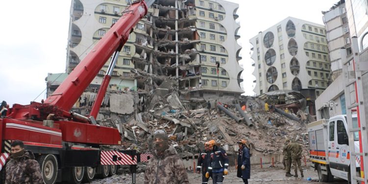Ağır hasarlı Galeria Sitesi sakinleri, eşyalarını almak için toplandı