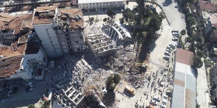 Ağır hasarlı hastanenin yazışmaları ortaya çıktı: 'Alternatifi yapılsaydı 80 kişi ölmeyecekti'