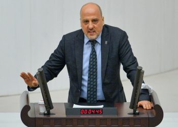 Ahmet Şık, Şenyaşar ailesinin firari katilini Bakan Yanık'a sordu: Sağlık hizmetlerinden yararlanırken nasıl yakalanamıyor?