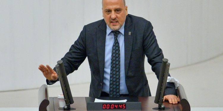 Ahmet Şık, Şenyaşar ailesinin firari katilini Bakan Yanık'a sordu: Sağlık hizmetlerinden yararlanırken nasıl yakalanamıyor?