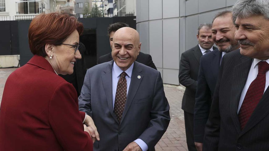 Akşener partisinin belediye başkanlarıyla görüştü