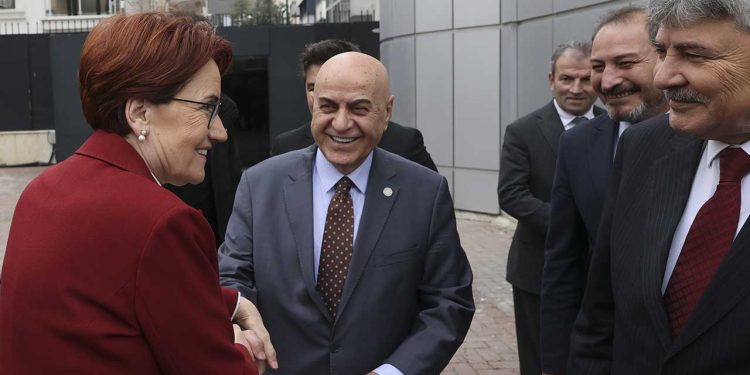 Akşener partisinin belediye başkanlarıyla görüştü