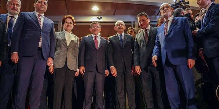 İttifak ortaklarından DEVA Partisi Genel Başkanı Ali Babacan, "Cumartesi günü beş genel başkan oturduğumuzda beş imzalı bir metin açıklamadık. Bu da bir siyasi duruş. Cuma günü İyi Parti açıklama yapmış, cumartesi beş lider bir araya gelmişiz ama imzalı bir açıklama yapmadık. Beş imzalı bir şey olmasını istemedik. Pazartesi günü, toplantı saatine kadar bekledik. Meral Hanım’ın sandalyesinin orada olması bizim için önemliydi" dedi.