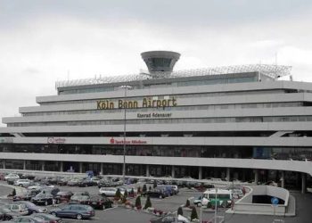 Almanya'da bir kişi yayaların üzerine aracını sürdü: İkisi polis birden fazla yaralı