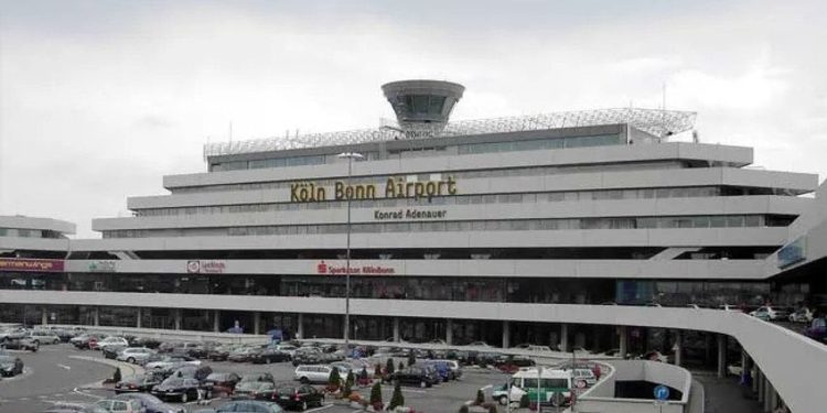 Almanya'da bir kişi yayaların üzerine aracını sürdü: İkisi polis birden fazla yaralı