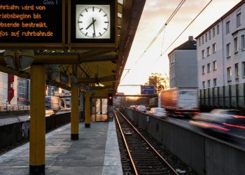 Almanya'da grev: Ulaşım durma noktasına geldi!