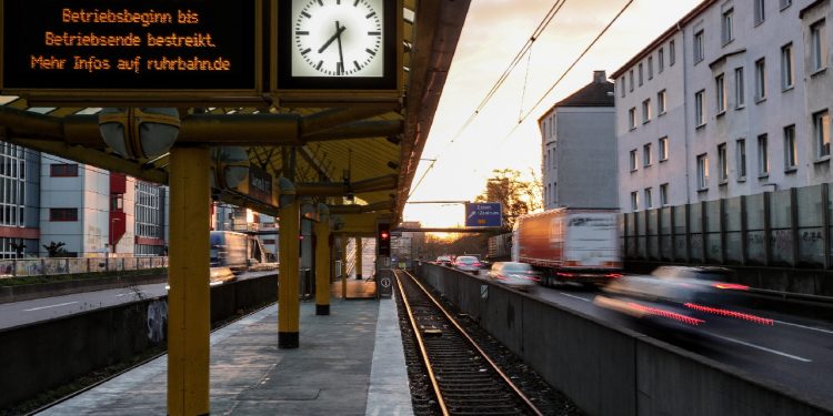 Almanya'da grev: Ulaşım durma noktasına geldi!