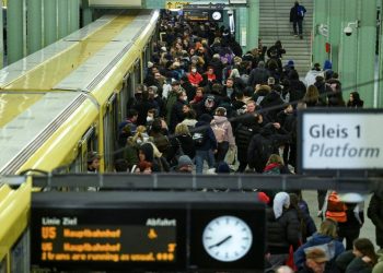 Almanya'da son 30 yılın en büyük grevi: Ülke genelinde toplu ulaşım duracak