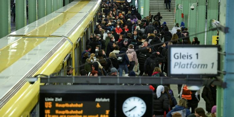 Almanya'da son 30 yılın en büyük grevi: Ülke genelinde toplu ulaşım duracak