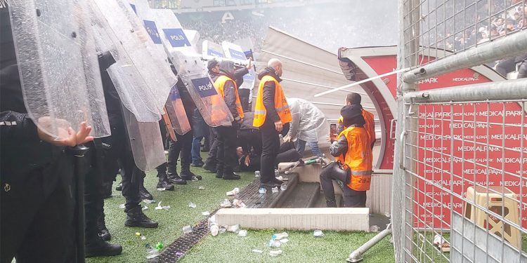 Amedspor: Soyunma odasında Bursaspor personeli ve emniyet görevlileri tarafından saldırıya uğradık