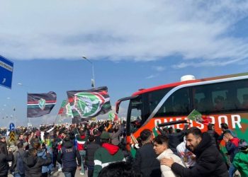 Bursaspor deplasmanında ırkçı saldırıların hedefi olan Amedspor kafilesi, kentte binlerce kişi tarafından karşılandı.
