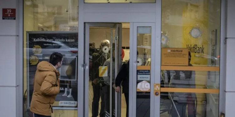 Ankara'da banka şubesine pompalı tüfekli saldırı: Bir kişi başından yaralandı